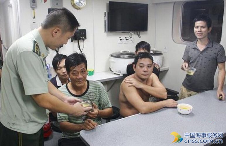 广西一艘渔船夜晚侧翻沉没 8名船员落水后被救起