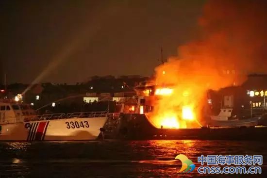 宁波北仑一货船突爆大火 消防车无法靠近
