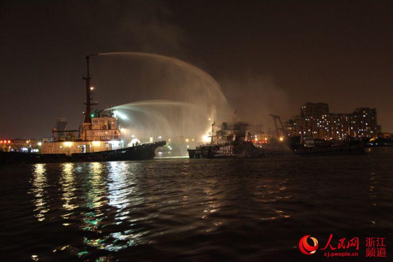 宁波一货船突发大火 5名船员全部平安获救