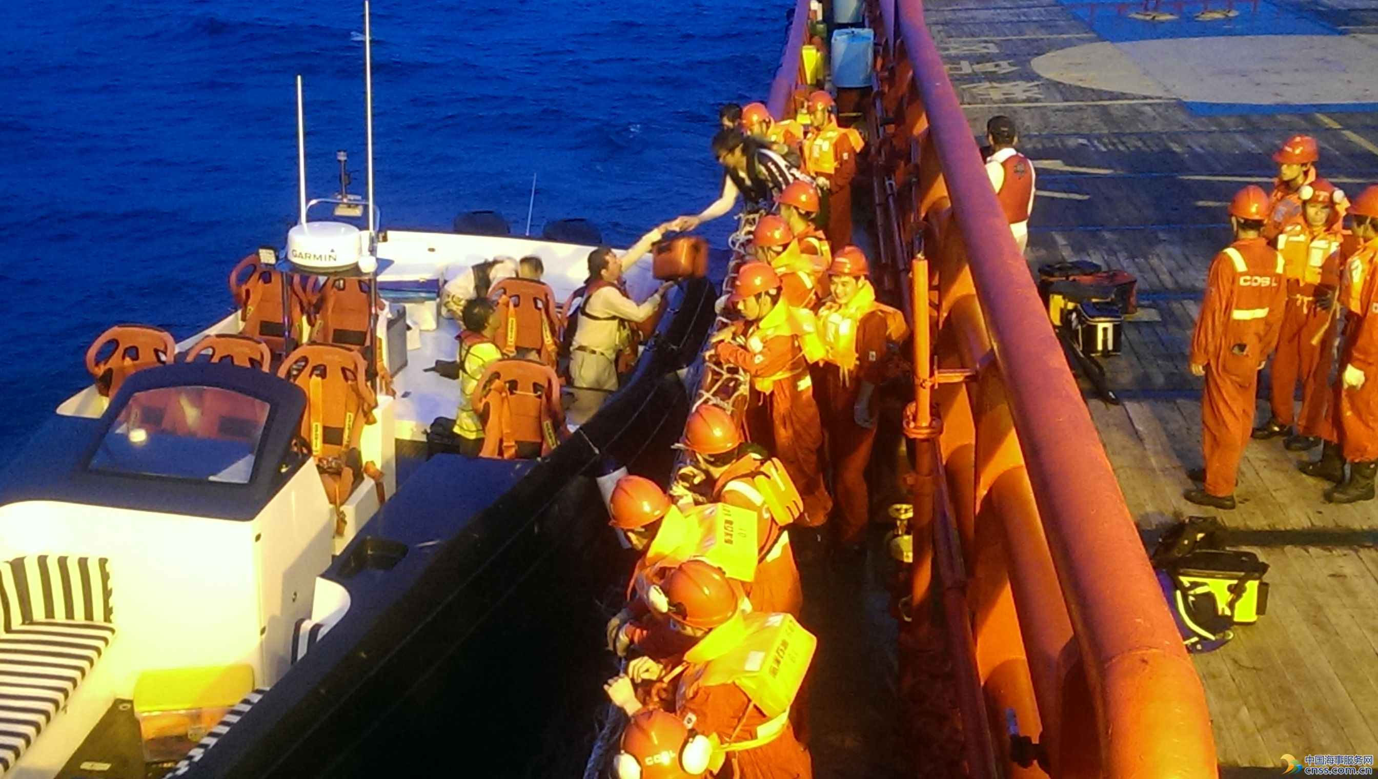 粤港合力 救起香港遇险渔船8名船员