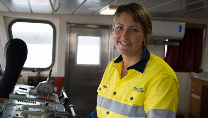 新任货轮女船长鼓励更多女性加入航运业