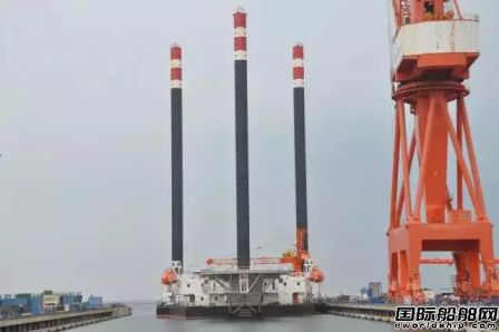 中航威海船厂225ft自升式生活平台出坞