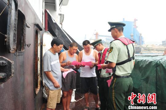 福建海警帮助辖区渔民防抗台风“天鹅”