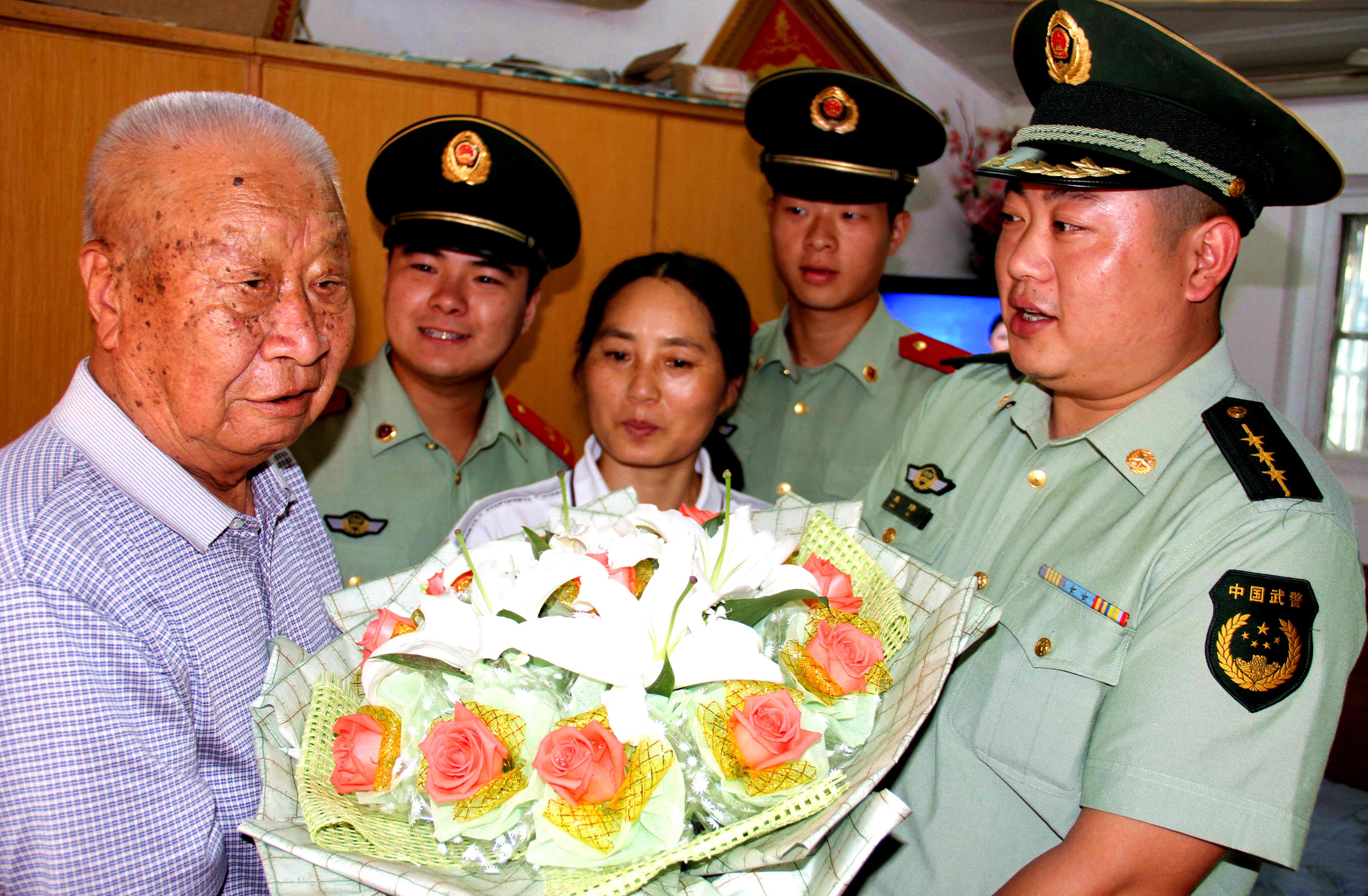 仪征边防武警慰问百岁抗日老兵