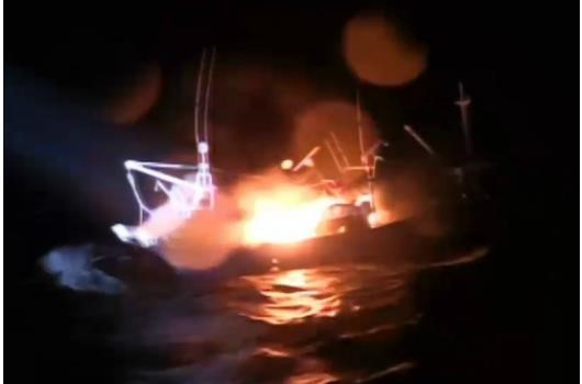 韩一渔船丽水海域作业时失火 7名船员全部获救