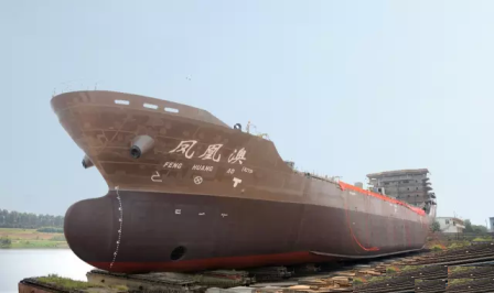 青山船厂首艘12800吨沥青船下水