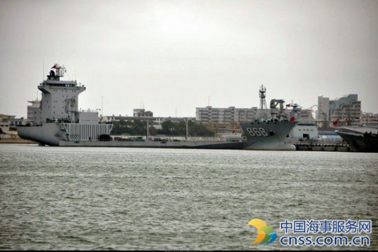 解放军大批军舰集结南方军港 最新巨型大舰抢眼