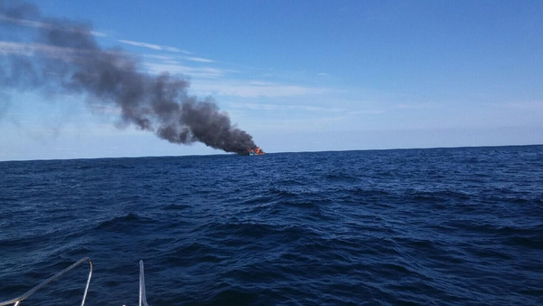 青岛渔船海中燃大火 崂山老渔民出手救起八船员