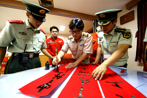 江苏盐城边检站官兵与外国船员共度中秋节