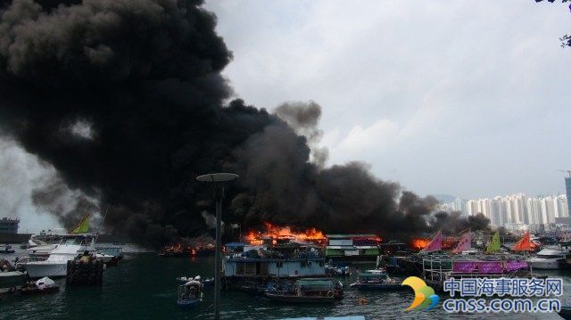 香港维多利亚港发生大火 已致5人受轻伤