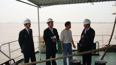 长江海事“打非治违”行动中月滞留58艘船舶