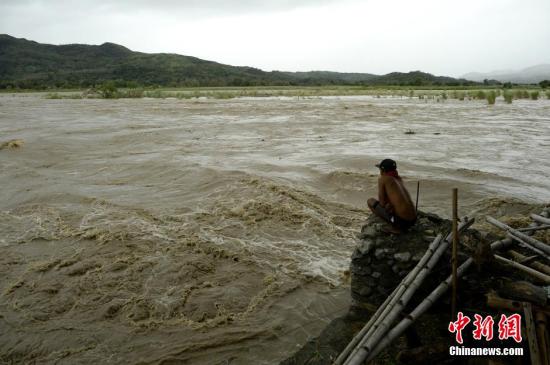 台风“巨爵”侵袭菲律宾 已致9人遇难18万人疏散