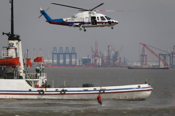 轮船被撞船员落水：东海应急救援演练在沪举行