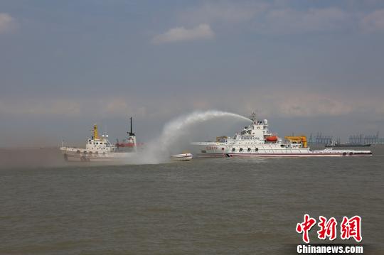 中国东海交通战备保障暨应急救援演练在沪举行