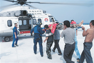 船员作业不慎高处摔落 南海救助直升机紧急救援