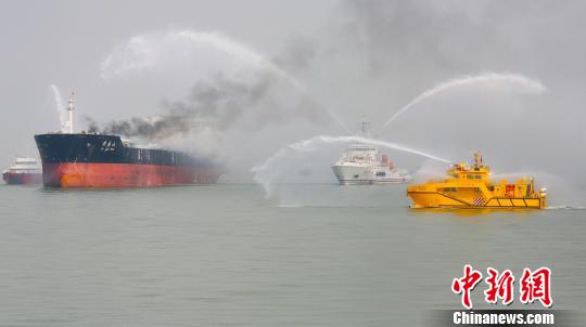 粤港澳举行首次大规模海上立体联合搜救演习