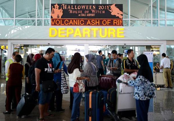 巴厘岛机场因火山喷发关闭 中国总领馆提醒游客注意