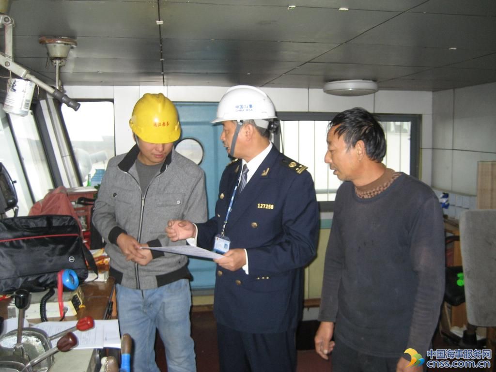 九江海事局金沙湾大队开展AIS专项检查及船员违法记分宣传