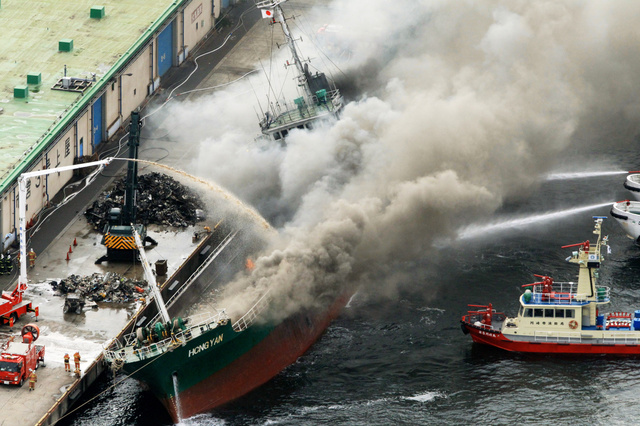 日本一艘柬埔寨货船起火 载有中国船员【组图】