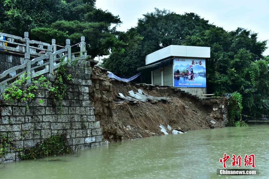 桂林遇冬季罕见暴雨 多地人员被洪水围困