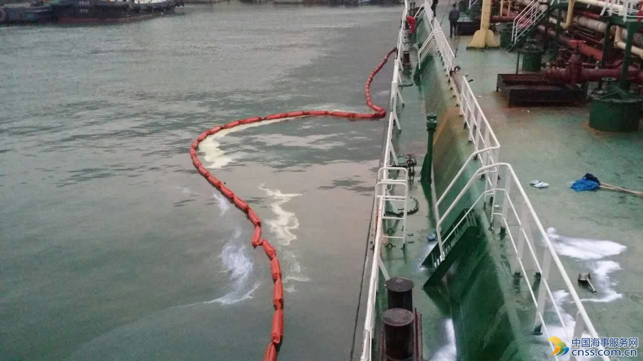 连云港海事迅速处置一起油船溢油事故