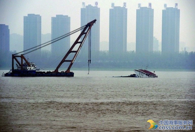 Cargo vessel sinks in Yangtze River