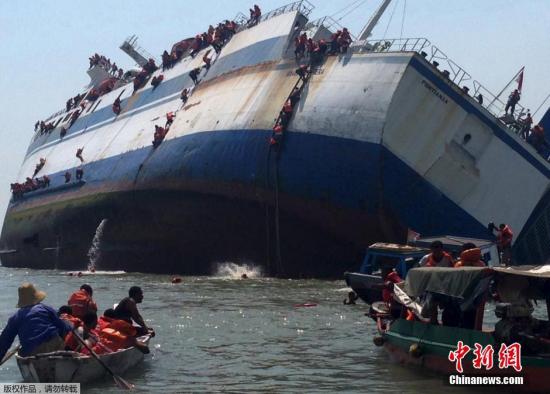 印尼载175人渡轮倾覆 乘客船员弃船逃生全部获救