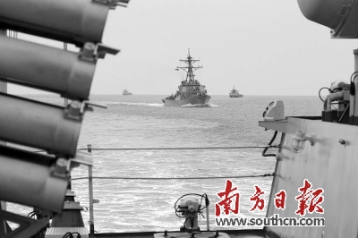 中美军舰联演：搜救“落水船员”