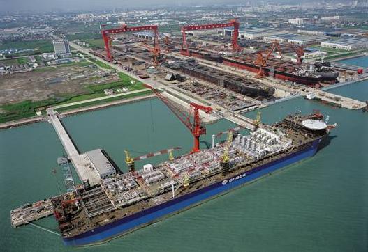 世界最大集装箱船在沪开建 总长约400米