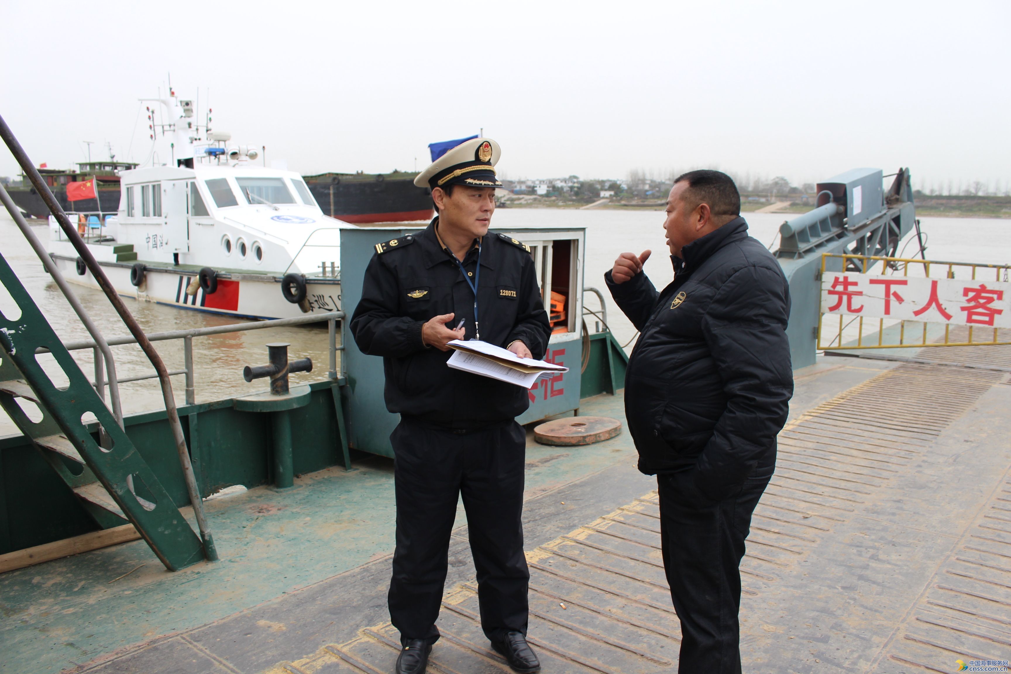 东流港执法大队开展冬季渡船跟船检查