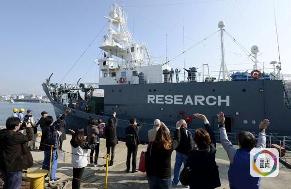 2015年12月1日，一艘日本捕鲸船出海捕鲸。（图片来源：新华/路透）