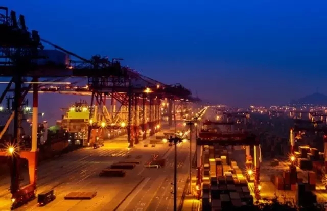 洋山港开港十年：推动中国航运大国迈向航运强国