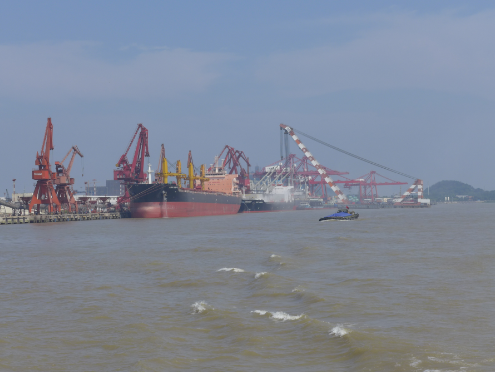 南通港首条10万吨级人工深水航道一期交工
