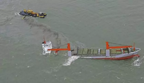 新加坡海峡一艘油料船和化学品运输船相撞后沉没