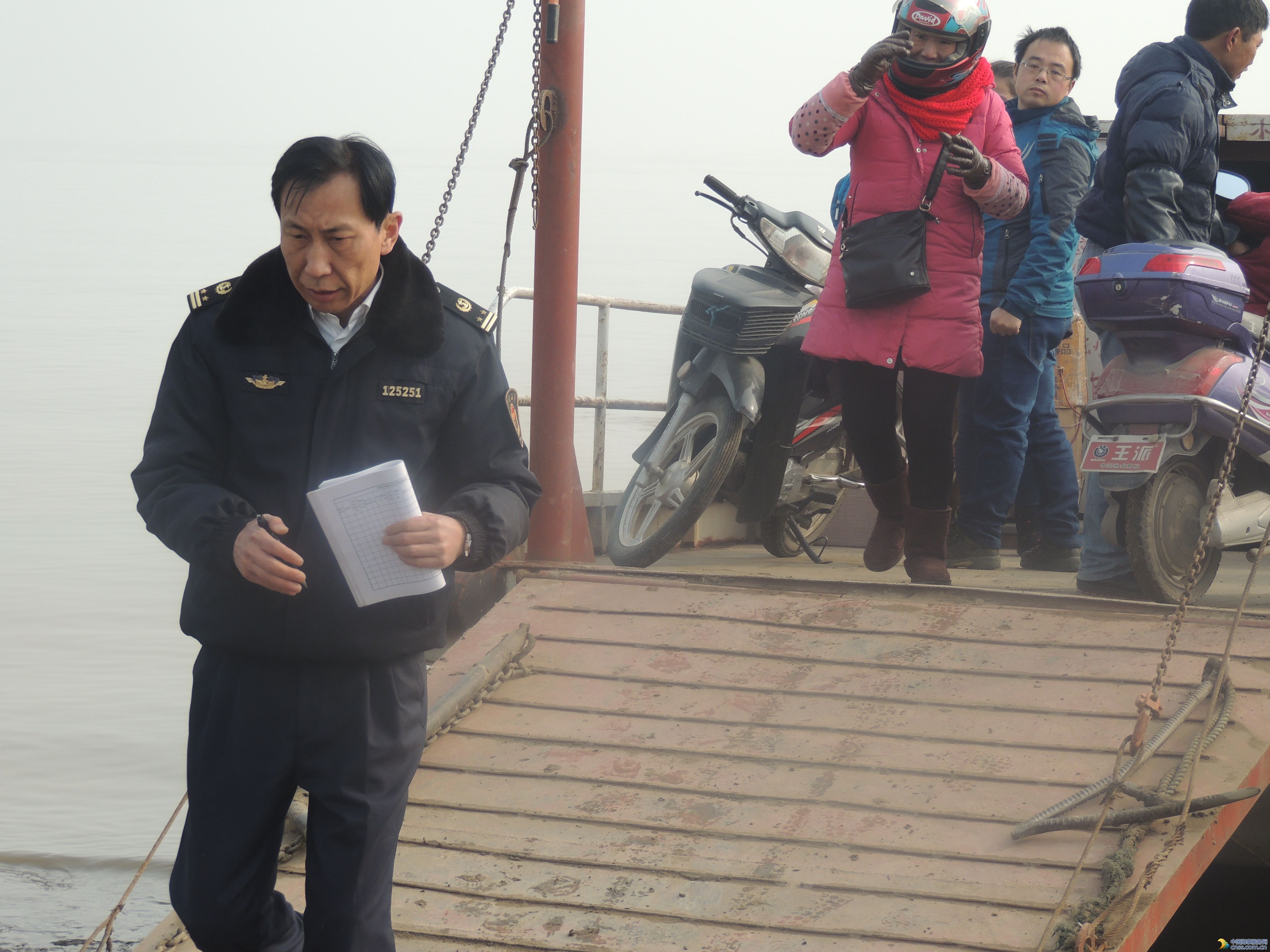 长江汉南、金口段渡船因大雾停航