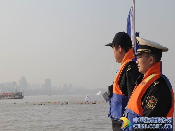 黄石港区海事处圆满完成游泳健儿横渡长江安全维护任务