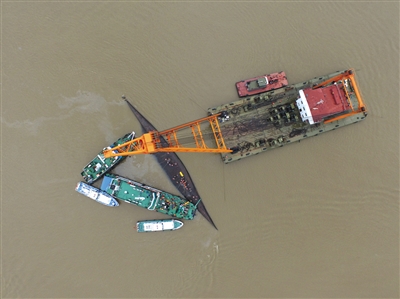 6月3日，救援船只正在倾覆的东方之星号周围展开救援。新京报记者 陈杰 摄