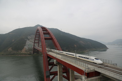 因被采砂船撞击变形 广东西江铁路特大桥更换桥墩