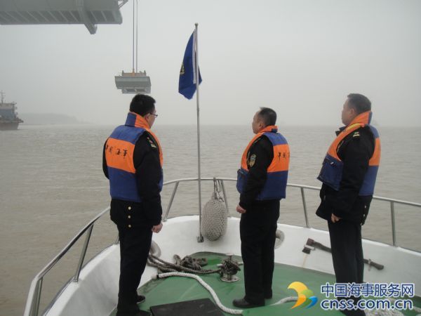 安庆海事局执法人员开展望东大桥钢箱梁吊装现场检查