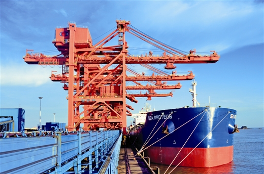 长江干线货物通过量达21.8亿吨 航运能力5年增近5成