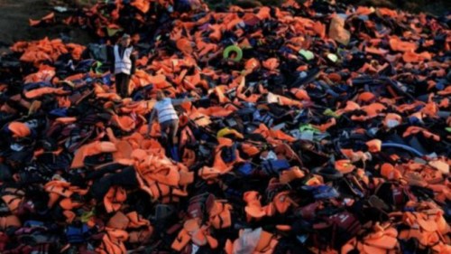 土耳其警方查获逾千伪劣救生衣 系供移民使用