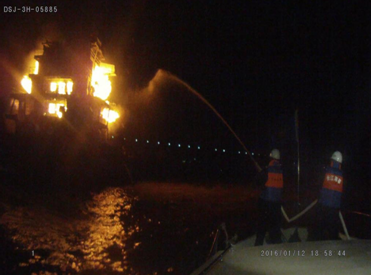 新港海事从失火船舶中成功救助十名在船船员