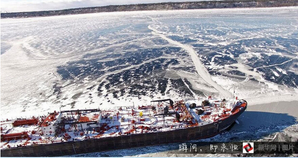 无人机航拍湖面结冰困住巨轮如灾难大片