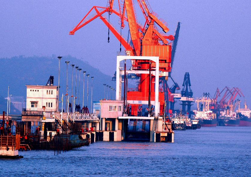 嘉兴港集装箱吞吐量同比增长7.3%