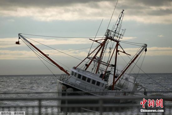 渔船搁浅纽约皇后区海滩 船员已获救