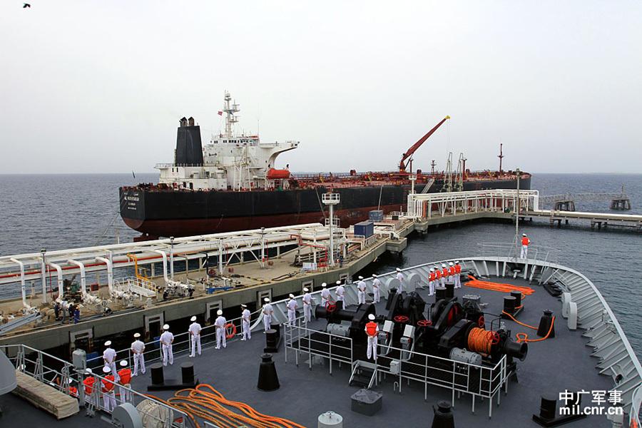 中国海军护航编队抵达吉布提港补给休整