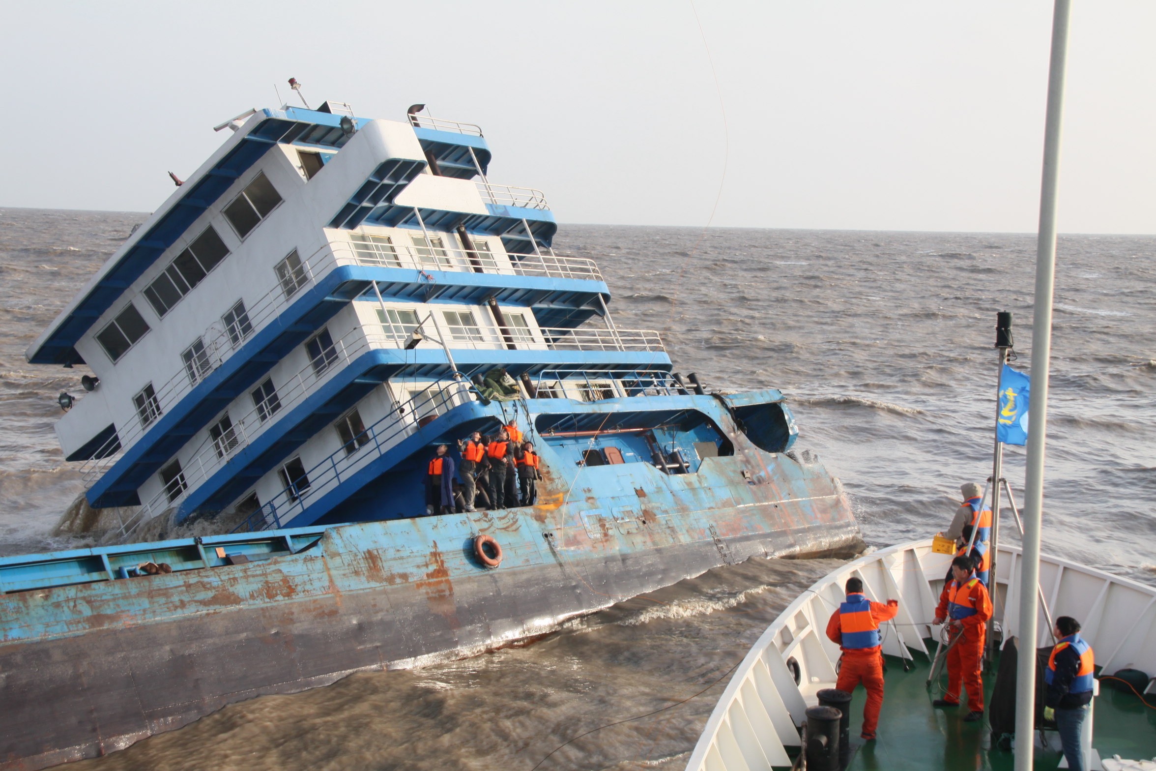 货轮连云港搁浅致七人遇险 海事部门紧急协调救助