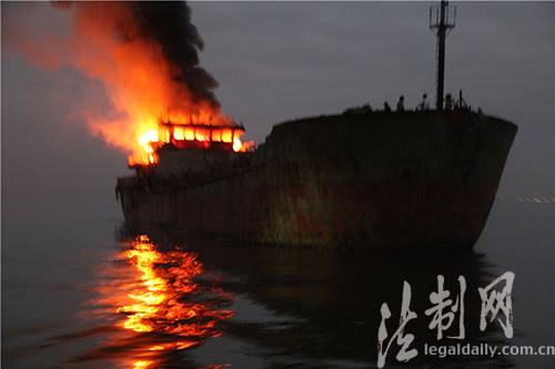 广西北海水上边防：工程船突发大火 4名船员全部获救