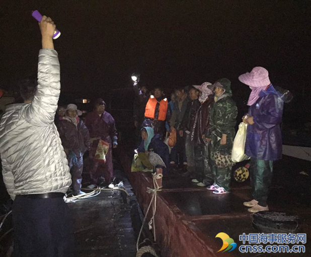 广东珠海金湾区海上救助协会 深夜救助遇险渔民