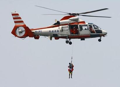 台湾直升机搜救搁浅货轮时坠海 已致1人死亡